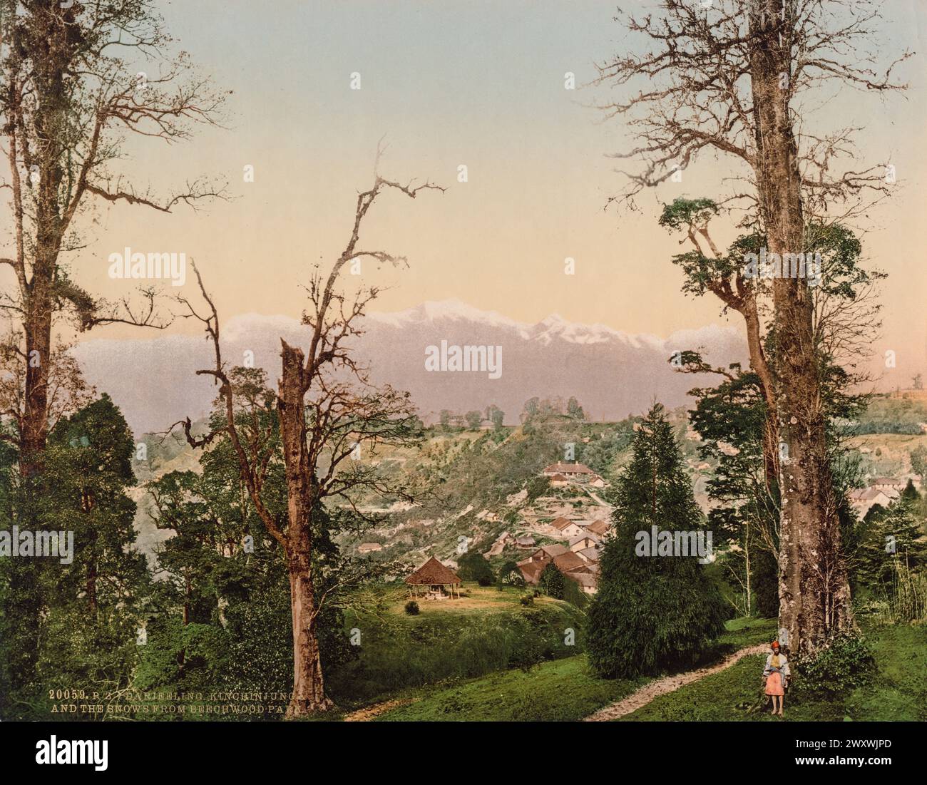 Indien: Darjeeling. Kinchinjunga und der Schnee von Kutcherry Hill um 1900 Dieser Blick blickt hinunter auf die Stadt Darjeeling, die in den frühen 1800er Jahren von der britischen Kolonialverwaltung auf 6.900 Meter über dem Meeresspiegel gegründet wurde, und über die Ausläufer von Kinchinjunga, dem dritthöchsten Berg der Welt, der sich auf mehr als 28.000 Meter erhebt. Vintage India Fotografie Stockfoto