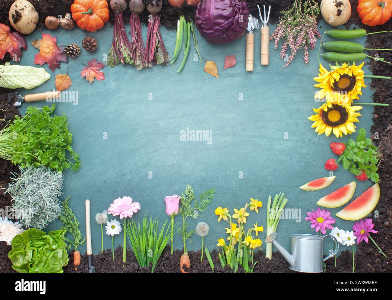 Biologisches Four Seasons Erntekonzept auf einer Tafel, mit Obst und Gemüse im Kompost Stockfoto