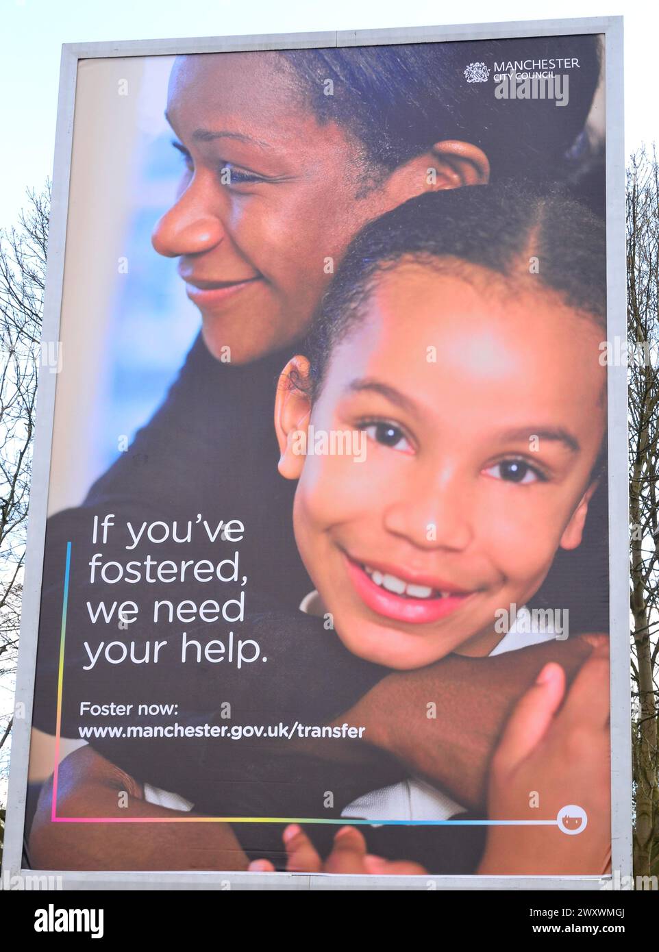 Eine Werbetafel, die vom Stadtrat von Manchester in Manchester UK bezahlt wird, macht darauf aufmerksam, dass frühere Pflegeeltern wieder pflegen müssen Stockfoto