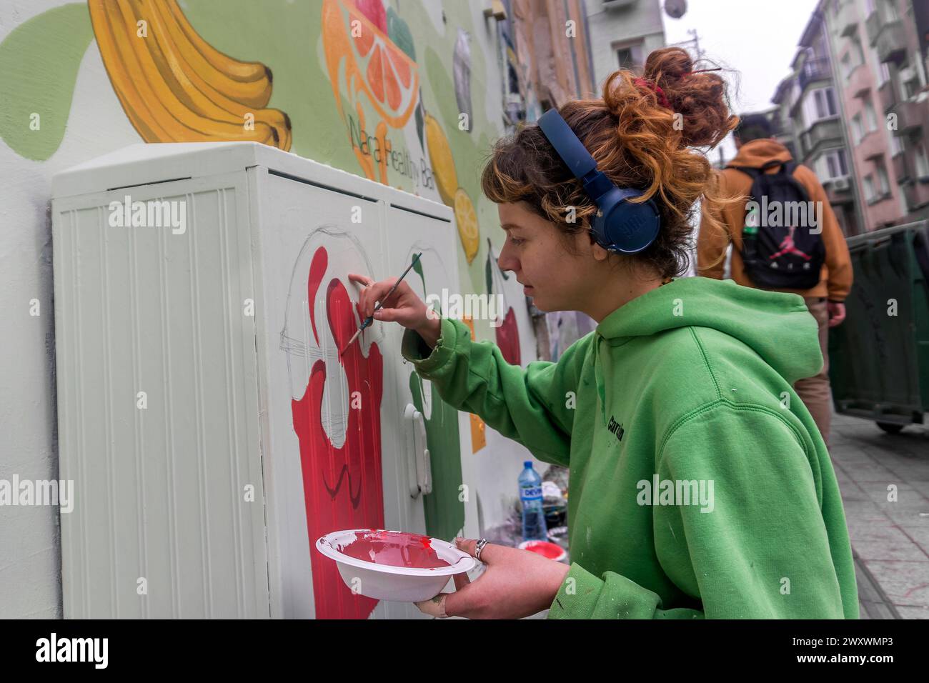 Ein Straßenkünstler ziert die alten Fassaden einer Straße in Sofia.Bulgarien.Europa. Stockfoto