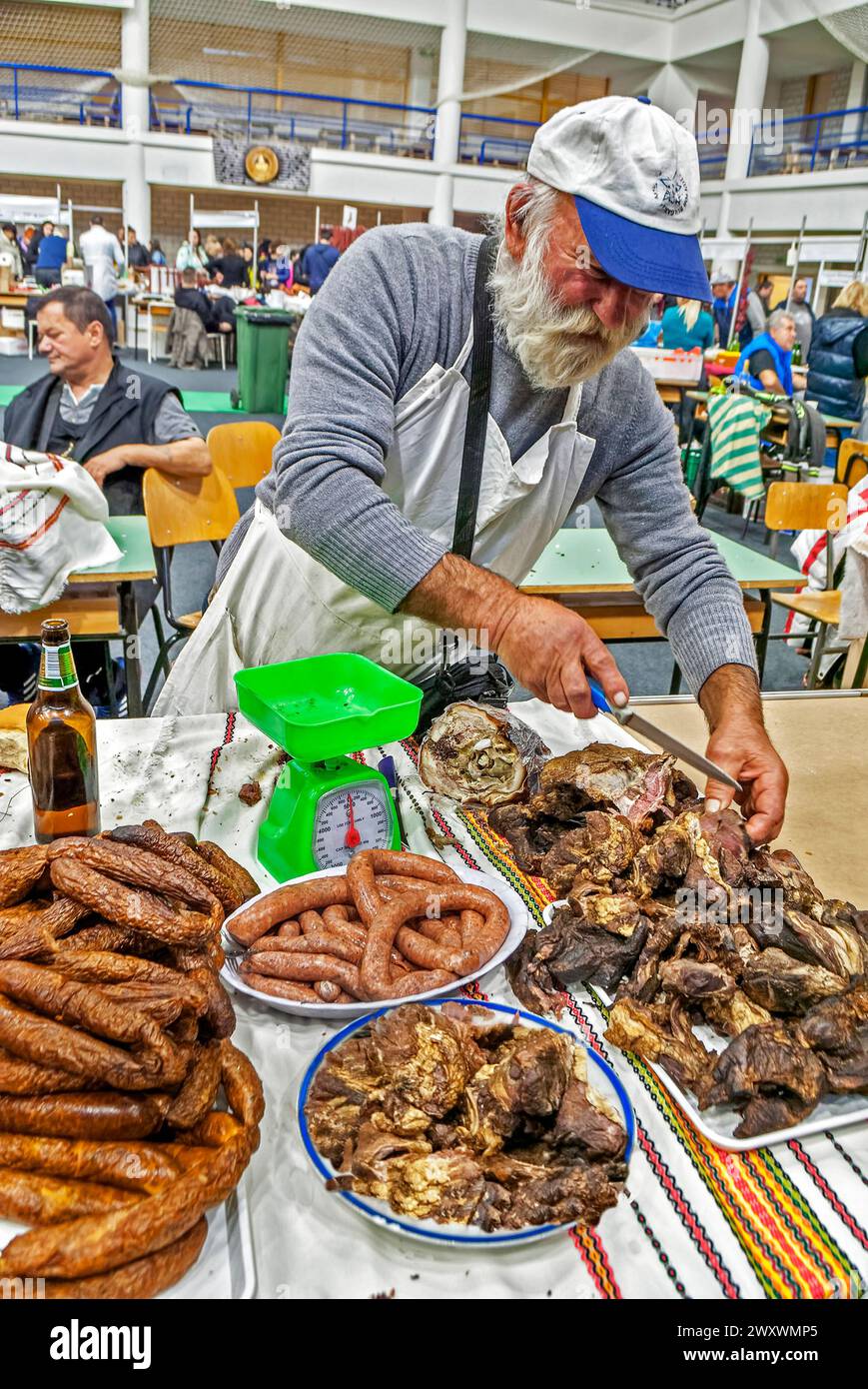 Der Landwirt bietet Fleischerzeugnisse aus eigener Produktion an. Pirot Serbien Europa. Stockfoto