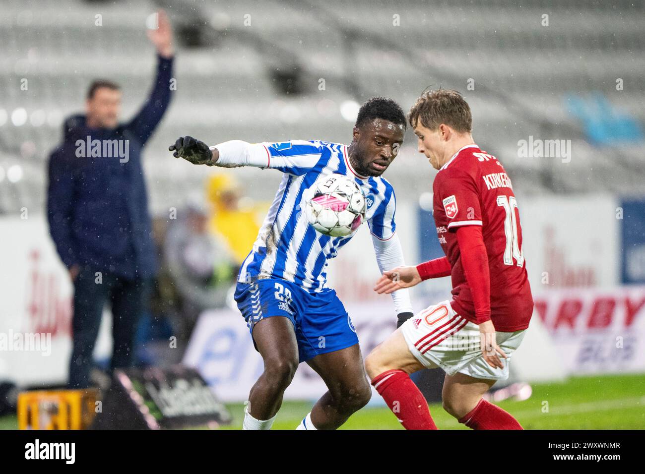 Superliga-Spiel zwischen ob und Vejle Boldklub am Dienstag, den 2. April 2024 in Odense. OBS Leeroy Owusu i kamp med Vejles Kristian Kirkegaard unter Superligakampen mellem ob og Vejle Boldklub i Odense tirsdag den 2. april 2024. (Foto: Bo Amstrup/Ritzau Scanpix) Stockfoto