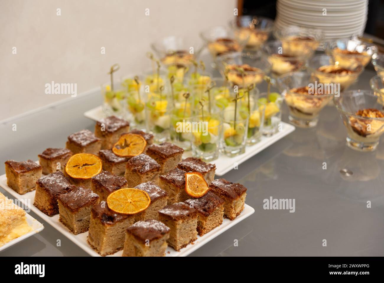 Verschiedene Desserts bei einem Bankett, das einer Hochzeit, einem Geburtstag oder einem anderen festlichen Datum gewidmet ist. Stockfoto