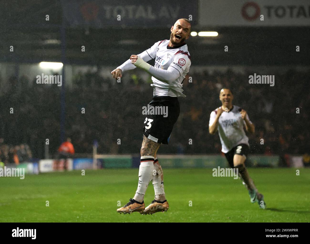 Joe Ward von Derby County feiert das erste Tor ihrer Mannschaft während des Spiels der Sky Bet League One in Fratton Park, Portsmouth. Bilddatum: Dienstag, 2. April 2024. Stockfoto