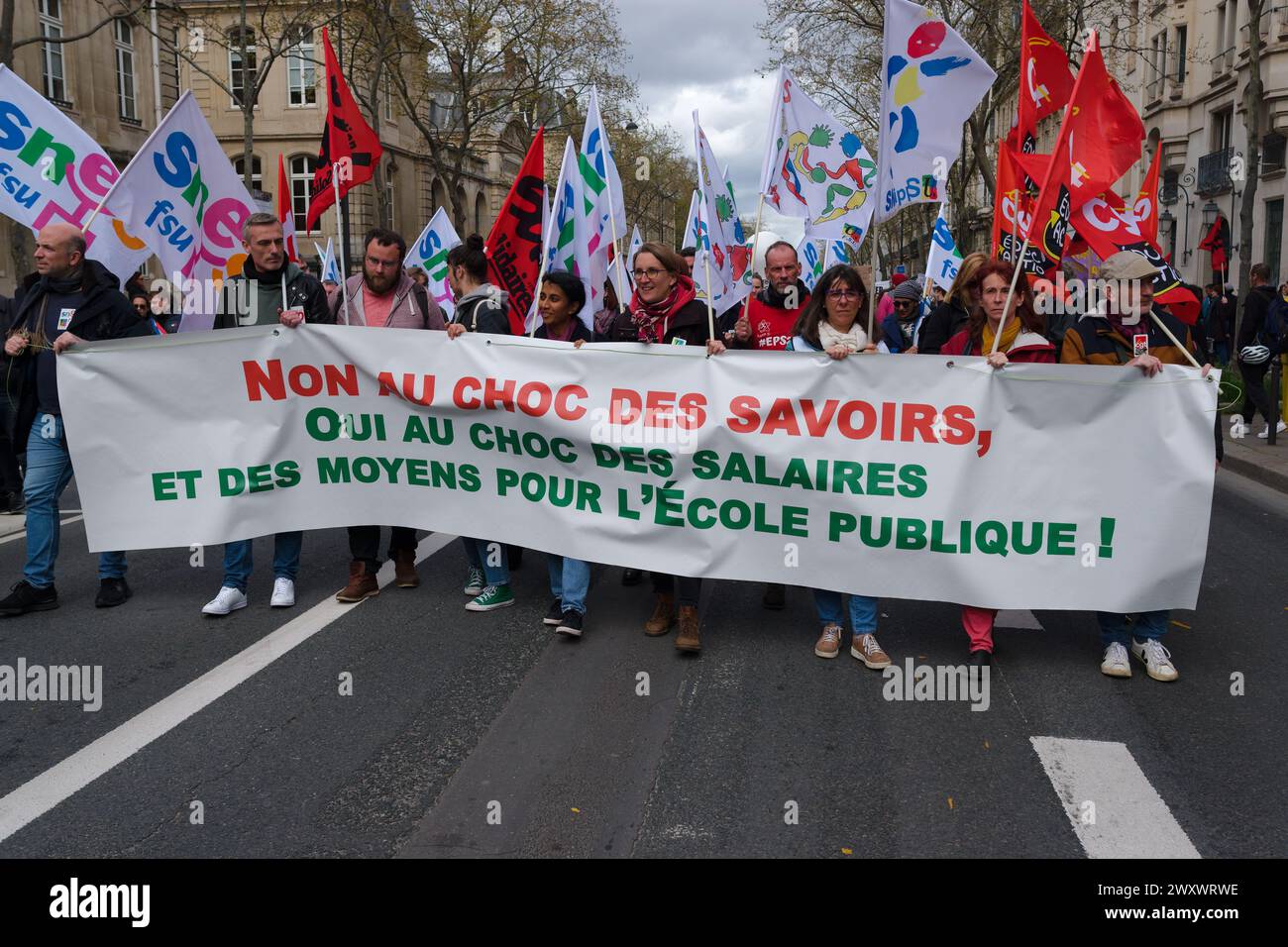Les enseignants sont redescendus dans la rue à Paris, pour demander des moyens pour l'école publique en particulier pour les établissements du 93 Stockfoto