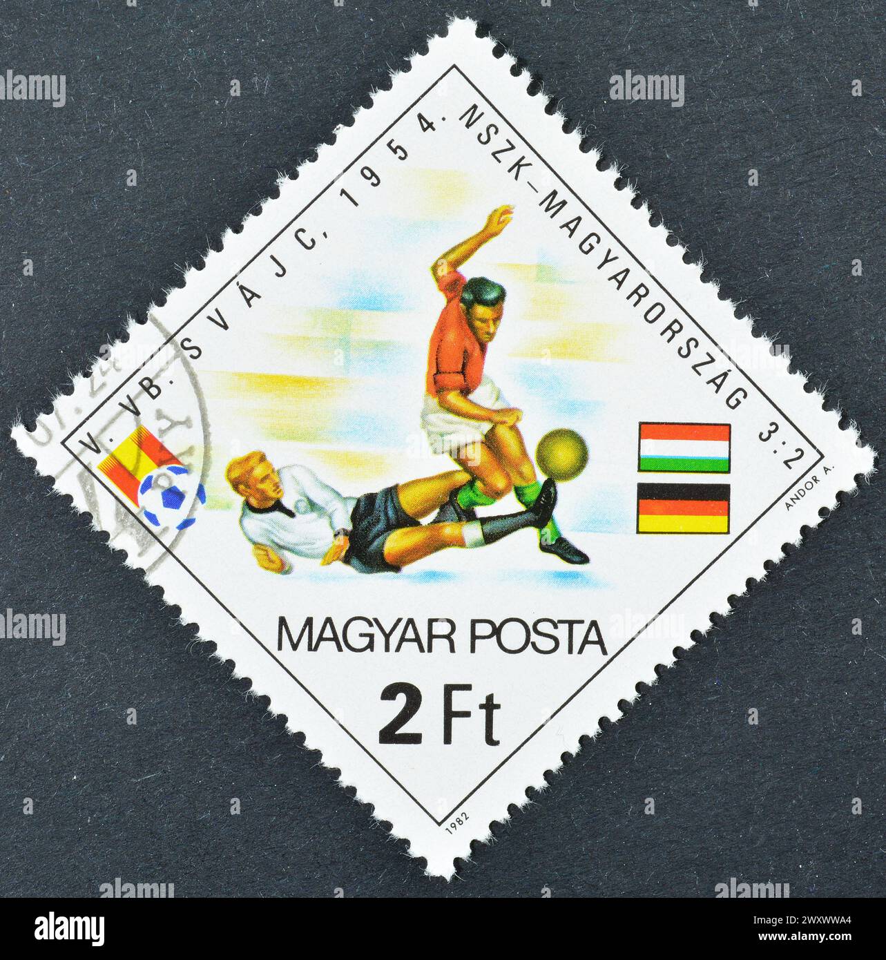 Gestohlene Briefmarke, gedruckt von Ungarn, die die FIFA-Weltmeisterschaft 1982 – Spanien, um 1982 fördert. Stockfoto