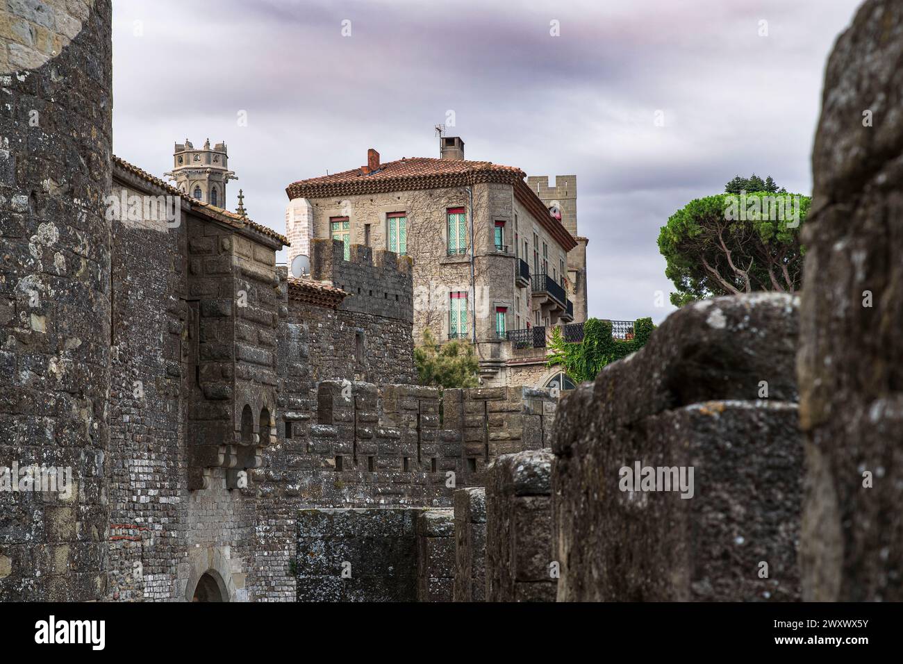 Architektur der Zitadelle in der Stadt Carcassonne in Südfrankreich Stockfoto