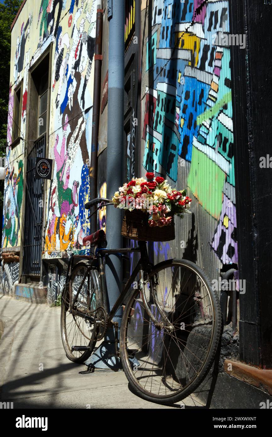 Fahrrad in einer Gasse in Valparaiso, Chile, Südamerika Stockfoto