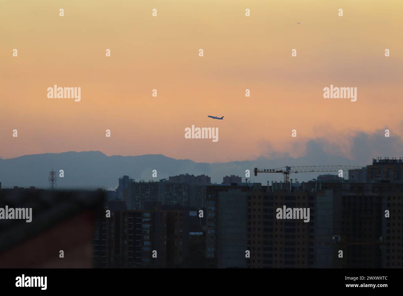 Bogota, Kolumbien. 24-01-2024. Ein Flugzeug startet während eines Waldfeuers in den Monserrate-Hügeln als Folge der globalen Erwärmung. Stockfoto