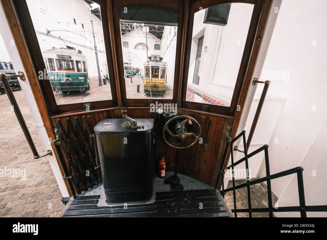 Tram-Museum Von Porto. Museu do Carro Eléctrico. Eine ehemalige Stromstation, die ein Museum beherbergt, das der Geschichte der Straßenbahnen in Porto gewidmet ist. 2. April Stockfoto