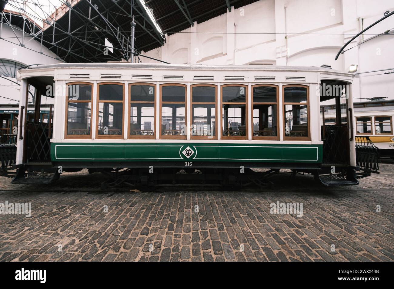 Madrid, Spanien. April 2024. Tram-Museum Von Porto. Museu do Carro Eléctrico. Eine ehemalige Stromstation, die ein Museum beherbergt, das der Geschichte der Straßenbahnen in Porto gewidmet ist. April 2024 Portugal (Foto: Oscar Gonzalez/SIPA USA) Credit: SIPA USA/Alamy Live News Stockfoto