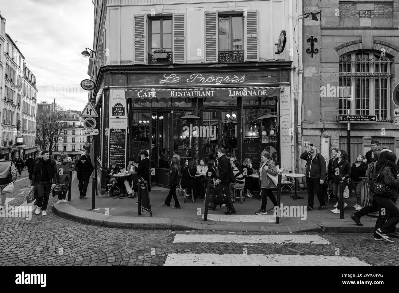 Paris, Frankreich - 17. Februar 2024 : Blick auf die Menschen, die draußen sitzen und in einem Café-Restaurant-Bistro in Paris Frankreich Abendessen und Getränke genießen Stockfoto