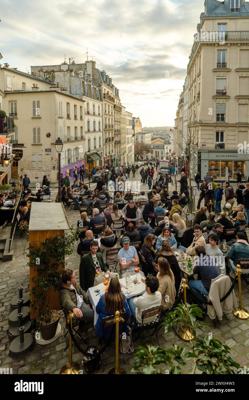 Paris, Frankreich - 17. Februar 2024 : Blick auf die Menschen, die draußen sitzen und in einem Café-Restaurant-Bistro in Paris Frankreich Abendessen und Getränke genießen Stockfoto