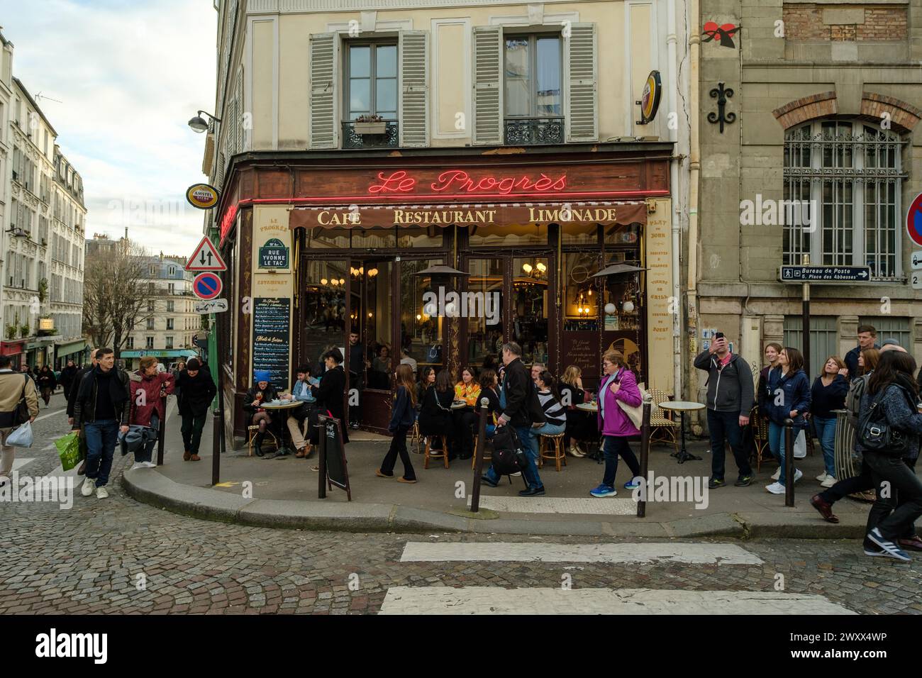 Paris, Frankreich - 17. Februar 2024 : Blick auf die Menschen, die draußen sitzen und in einem Café-Restaurant-Bistro in Paris Frankreich Abendessen und Getränke genießen Stockfoto