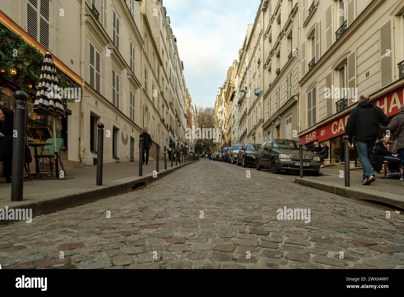 Paris, Frankreich - 17. Februar 2024 : Blick auf eine typische Straße im Montmartre-Viertel in Paris Frankreich Stockfoto