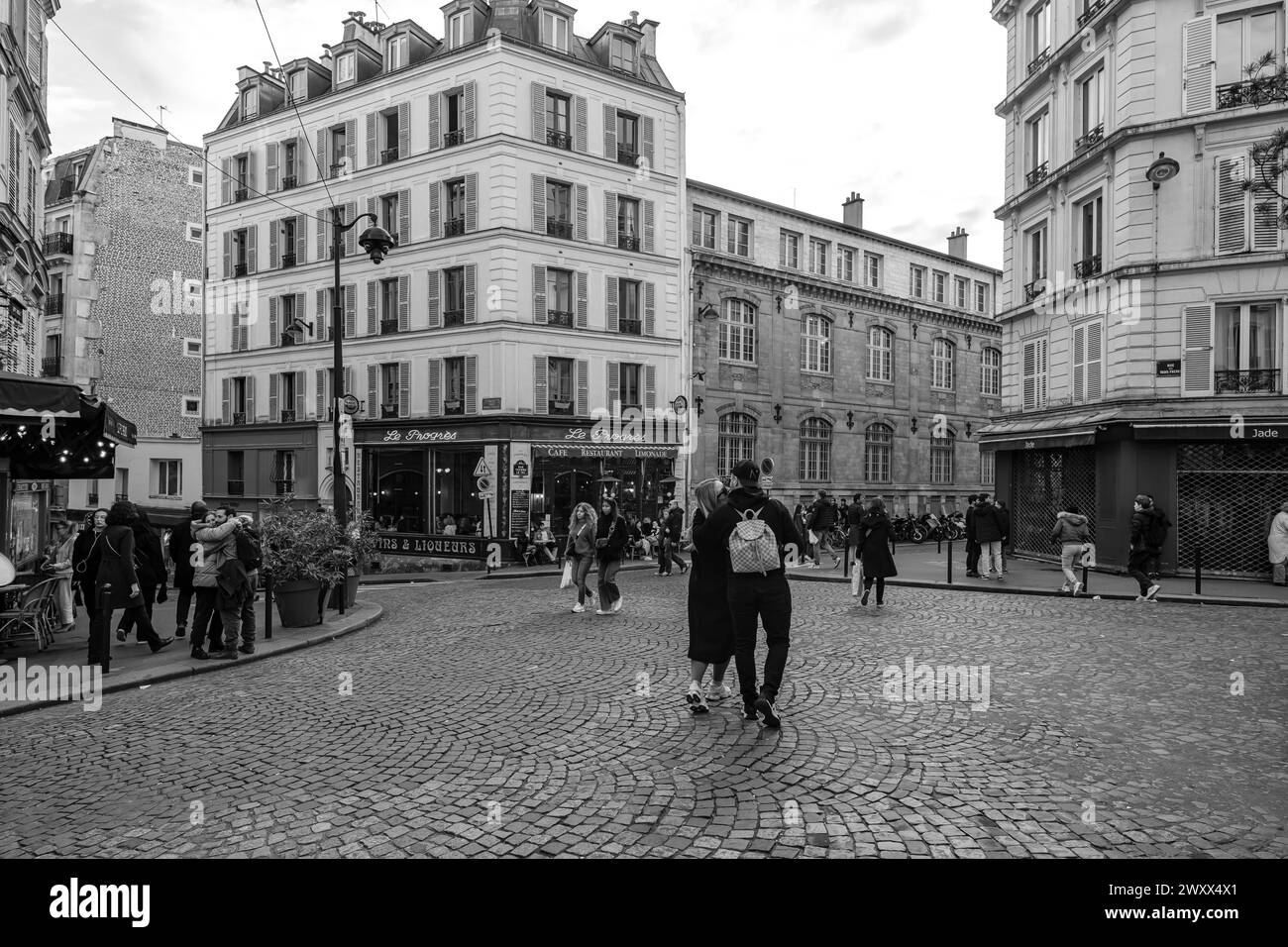 Paris, Frankreich - 17. Februar 2024 : Blick auf Menschen, die in einer beliebten Gegend in Paris leben Stockfoto