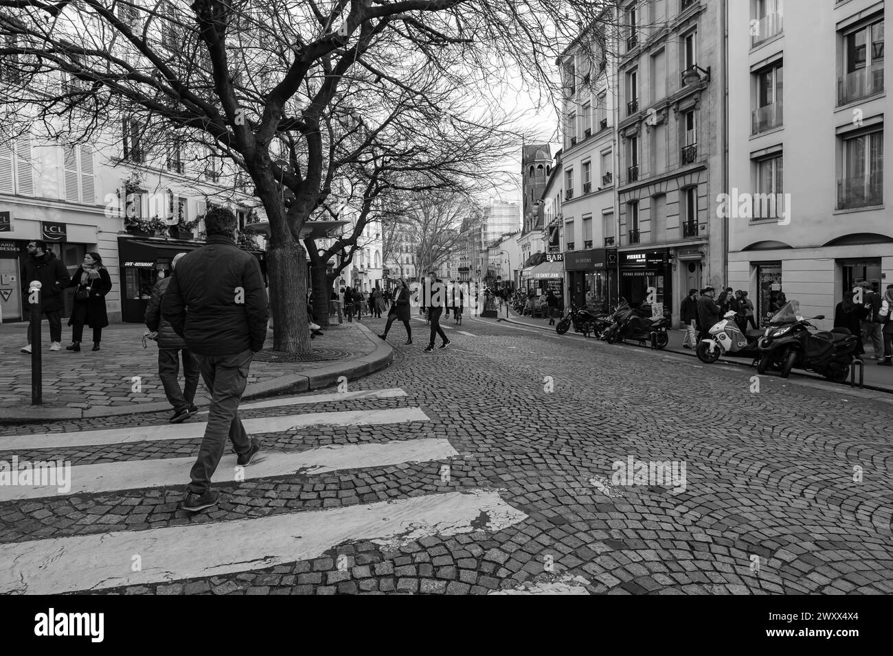 Paris, Frankreich - 17. Februar 2024 : Blick auf eine typische Straße im Montmartre-Viertel in Paris Frankreich Stockfoto