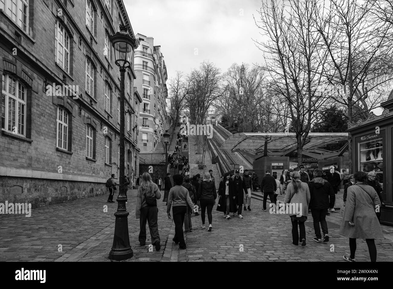 Paris, Frankreich - 17. Februar 2024 : Panoramablick auf Touristen, die die malerischen Treppen neben einer Standseilbahn in Montmartre Paris hoch- und hinunterlaufen Stockfoto