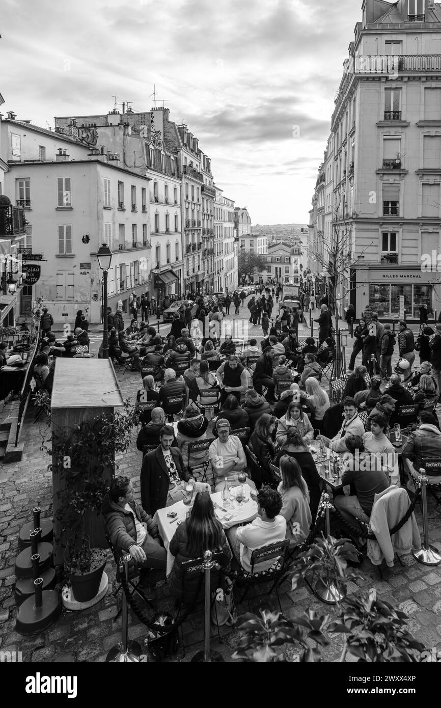 Paris, Frankreich - 17. Februar 2024 : Blick auf die Menschen, die draußen sitzen und in einem Café-Restaurant-Bistro in Paris Frankreich Abendessen und Getränke genießen Stockfoto