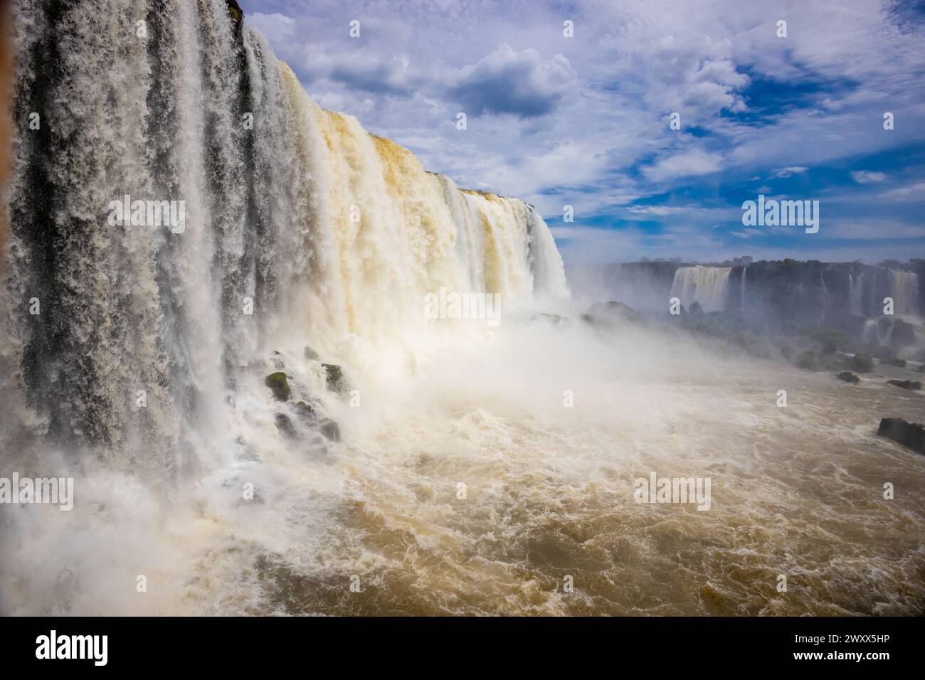 Iguazu fällt. Wasserfall im Dschungel. Tropische Landschaft Iguazu Wasserfall in Argentinien und Brasilien grüner Regenwald und Palmen. Cataratas Iguassu Stockfoto