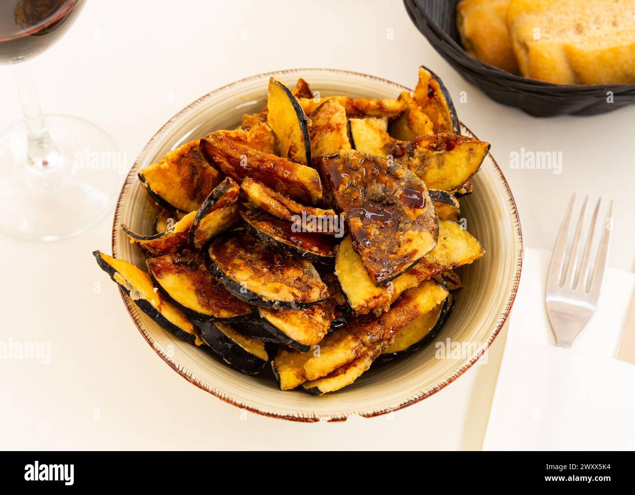 Gebratene Aubergine mit Honig, klassisches andalusisches Gericht Stockfoto