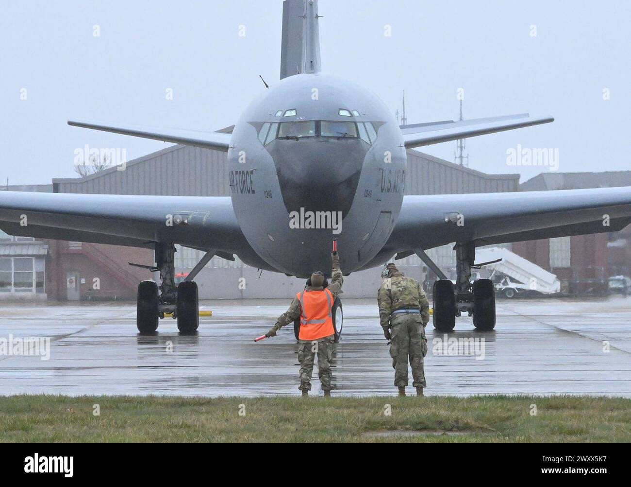 Die Piloten der 191st Aircraft Maintenance Squadron marschieren ein KC-135T Stratotanker-Flugzeug der 171st Aerial BetankungsSquadron, während es am 2. April 2024 mit dem Taxi zur Selfridge Air National Guard Base in Michigan abfährt. Die Luftbetankungsmission ist nur eine der kritischen Kraftmultiplikationsmissionen, die der 127. Flügel zur kontinuierlichen Unterstützung der globalen Luftkraft durchführt. (Foto der U.S. Air National Guard von Tom Demerly) Stockfoto