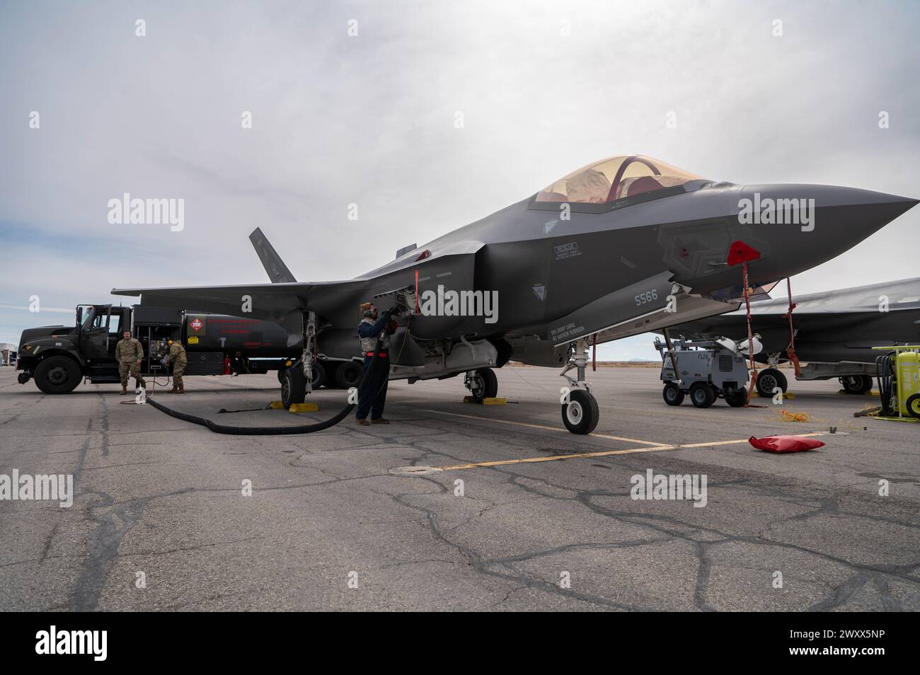 Ein Airman vom 388th Fighter Wing bereitet sich auf den Auftanken einer F-35A Lightning II am historischen Wendover Airfield am 27. März 2024 vor. Flieger der 34th Fighter Squadron und der Fighter Generation Squadron testeten ihre agilen Kampfeinsätze und Bereitschaftsfähigkeiten während einer Übung in Utah, Nevada und Idaho. Dies war das erste Mal, dass ein agiler Kampfeinsatz in diesem Umfang von der Hill Air Force Base aus durchgeführt wurde. (Foto der U.S. Air Force von Micah Garbarino) Stockfoto