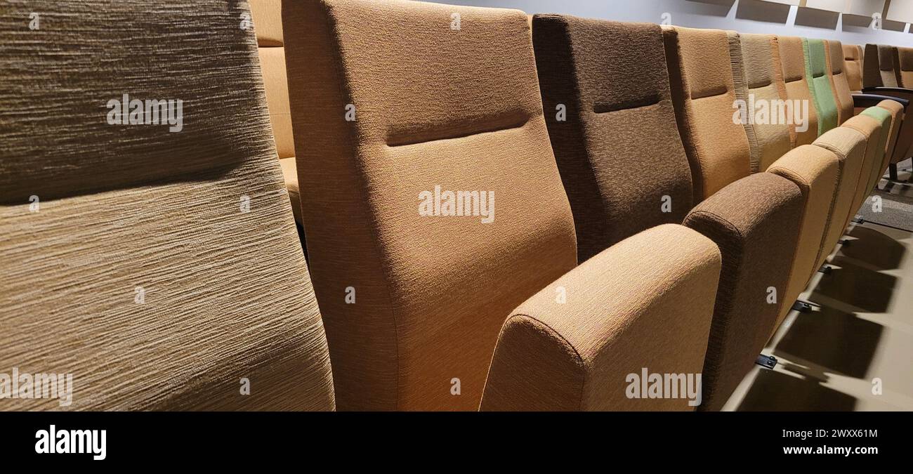 Eine Reihe von Stoffbezügen, zusammenklappbare Chars im Auditorium, die in Erdtönen gehalten sind. Stockfoto