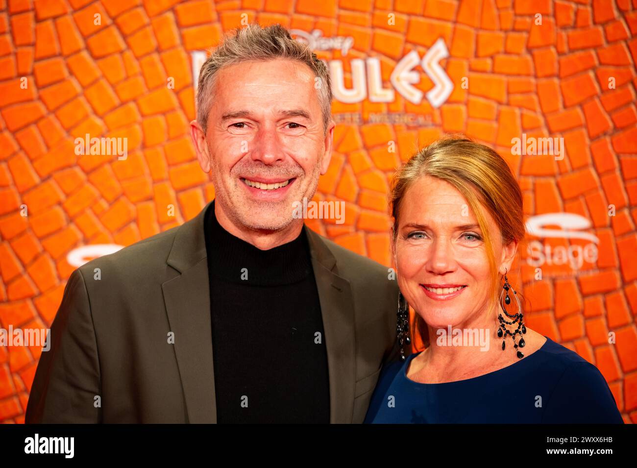 Hamburg, Deutschland. März 2024. Dirk Steffens (l-r) mit seiner Frau Ingrid Steffens auf dem roten Teppich vor der Uraufführung des Musicals „Hercules“. Quelle: Jonas Walzberg/dpa/Alamy Live News Stockfoto