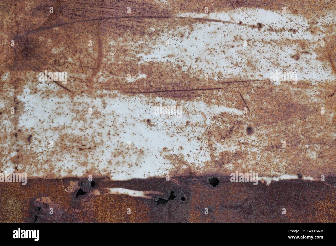 Alte hellblaue graue gemalt rostbraune rustikale Eisenmetallplatte Hintergrundstruktur, horizontal gereift beschädigt verwittert zerkratzte einfache Farbe Muster Stockfoto