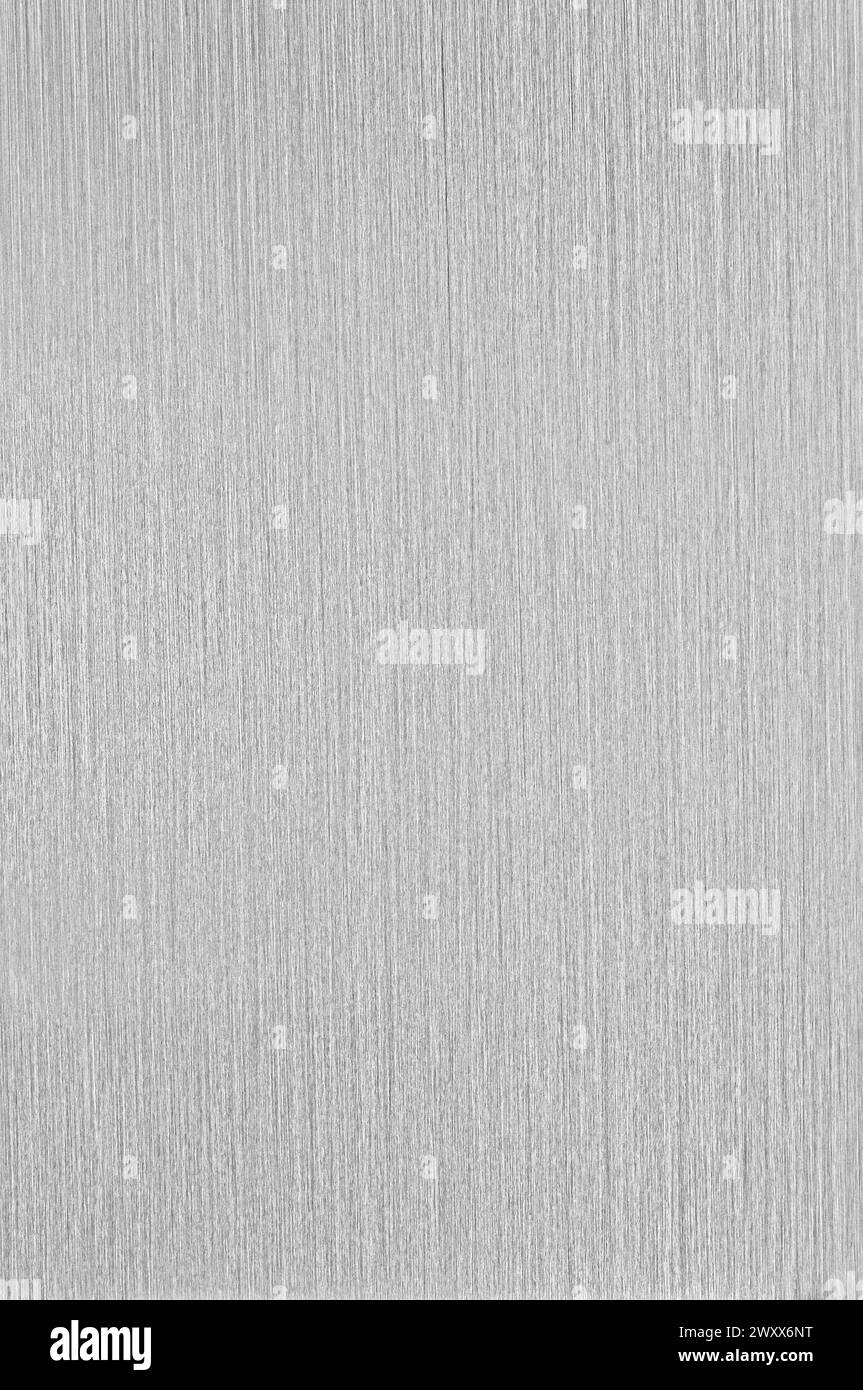 Natürliche Silbergraue Satinierte Aluminiumplatte, Helle Abstrakte Textur Hintergrund Flache Lay Großes Detailliertes Strukturiertes Vertikales Muster Makro-Nahaufnahme Stockfoto