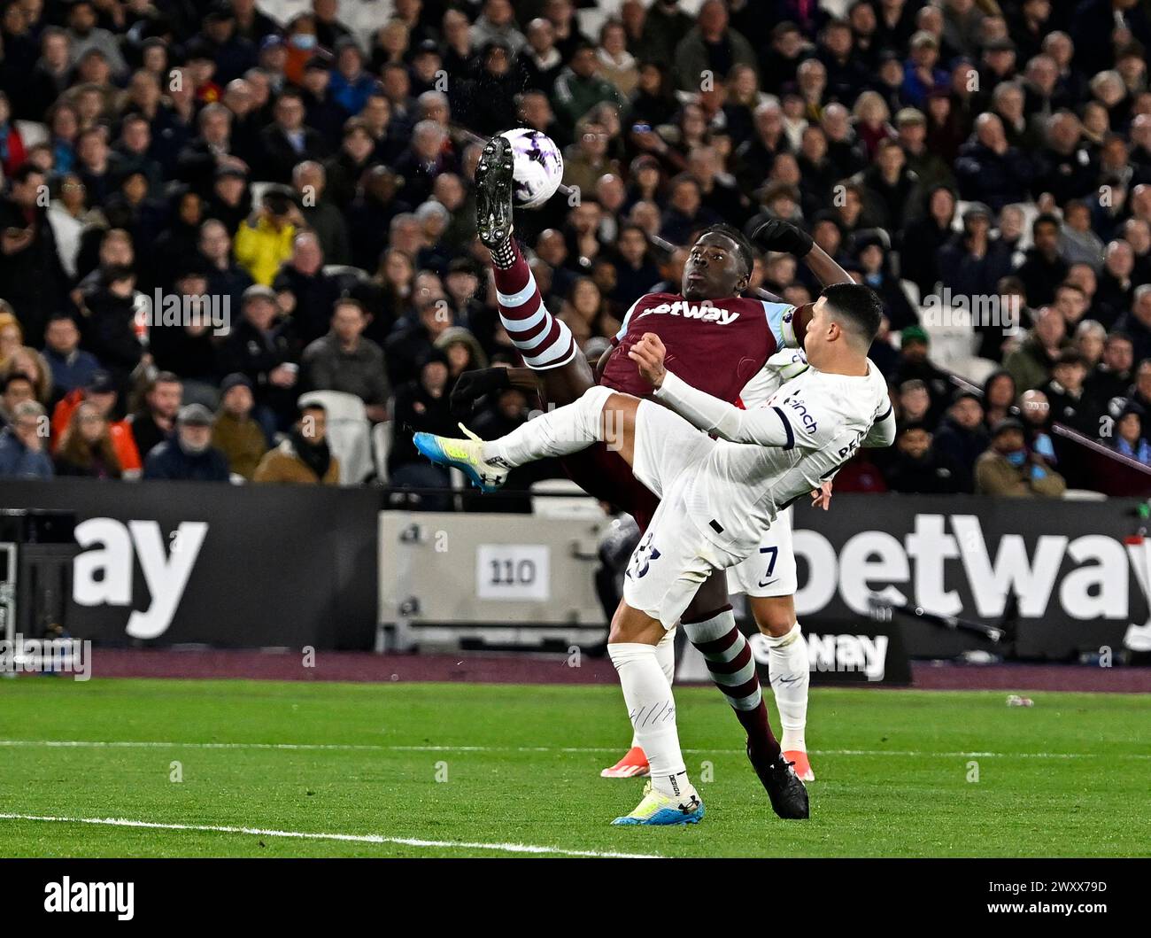 London, Großbritannien. April 2024. Kurt Zouma (West Ham) steht vor Pedro Porro (Spurs) während des Spiels West Ham gegen Tottenham Hotspur Premier League im London Stadium Stratford. Dieses Bild ist NUR für REDAKTIONELLE ZWECKE bestimmt. Für jede andere Verwendung ist eine Lizenz von Football DataCo erforderlich. Quelle: MARTIN DALTON/Alamy Live News Stockfoto