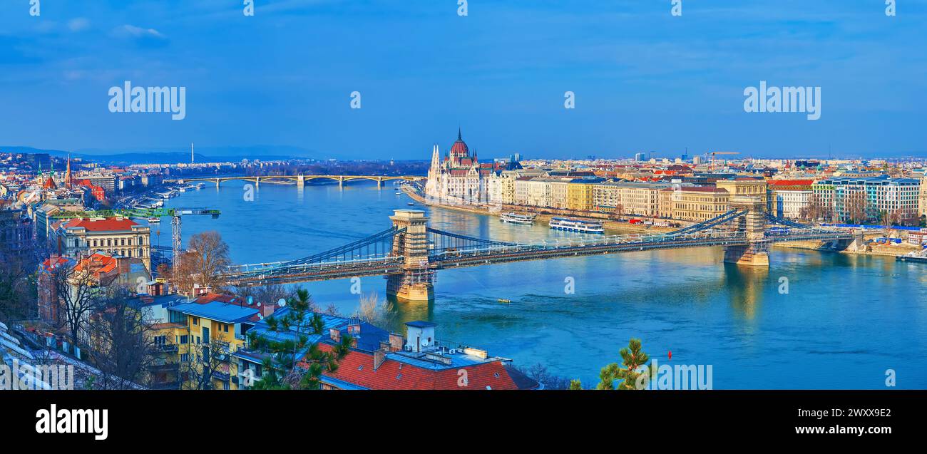 Panorama der Donau vom Schlossberg aus, überragende Szechenyi Kettenbrücke, Parlament, Pest Damm, Margaretenbrücke und Insel, Budapest, Stockfoto