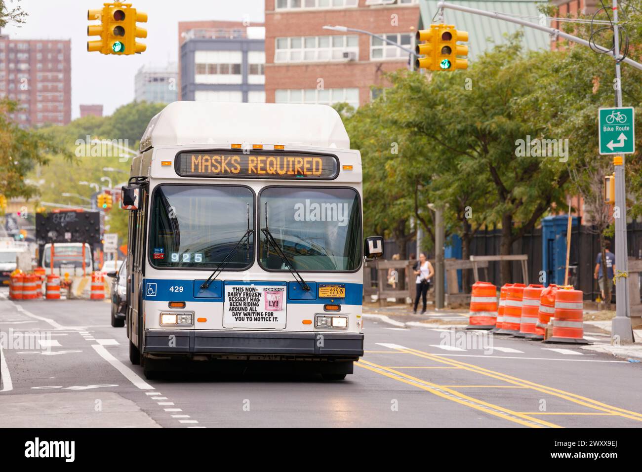 NYC-Bus mit covid-Schild Stockfoto