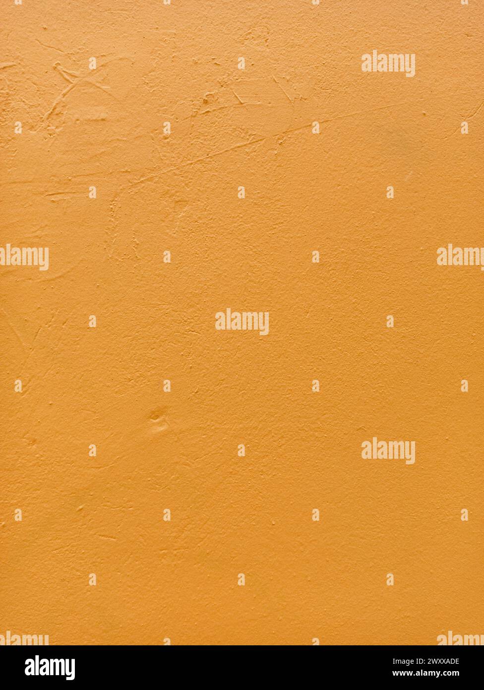 Verschwommener oranger Stuckhintergrund gemalte Zementwand Textur. Stockfoto