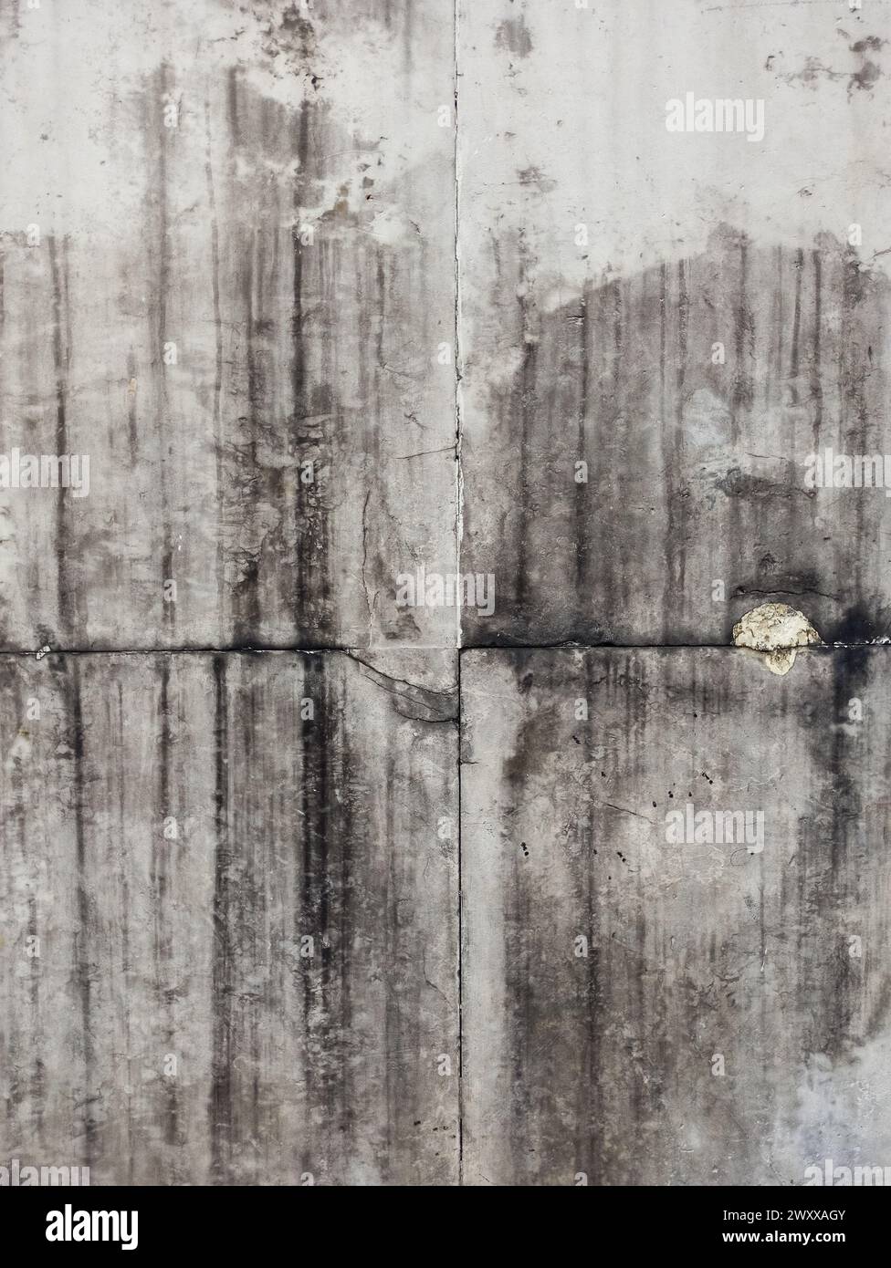 Grauer Hintergrund der rauen Betonwand, Bodenbeschaffenheit aus Zement, Schmirgeln und schmutzig. Zum Komponieren Stockfoto