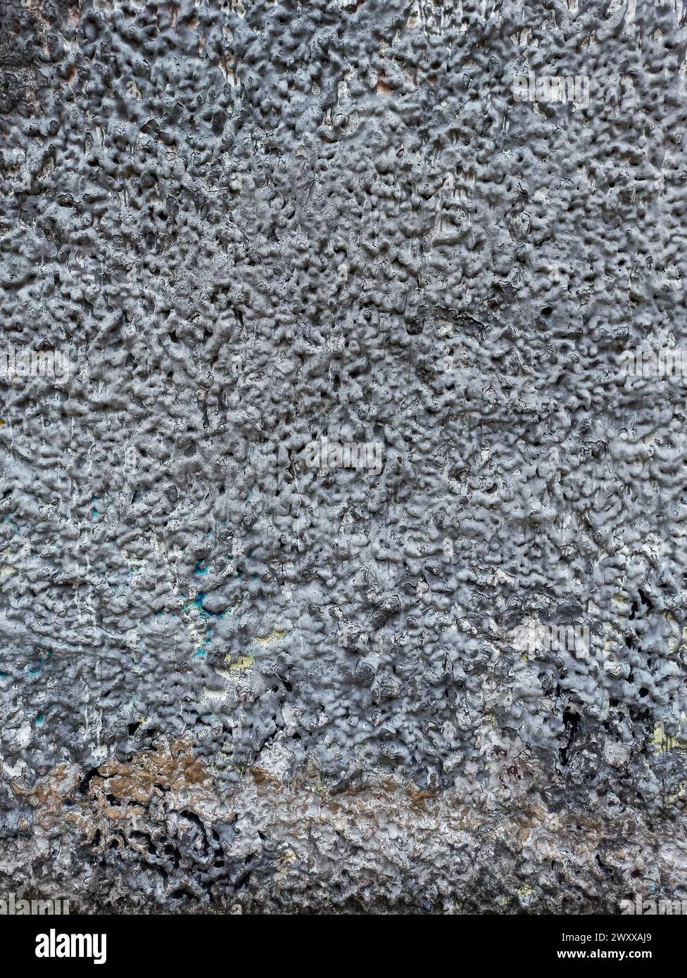Weißer, körniger Beton, alter Wandtexturhintergrund mit Stippeln Stockfoto
