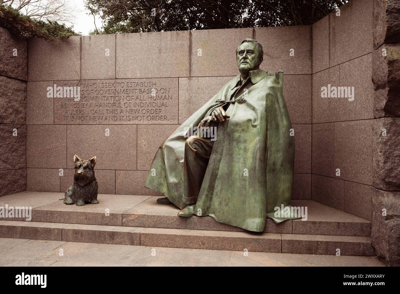 Washington DC – USA – 22. März 2024 Eine Skulptur des FDR, der mit Fala, seinem Scottish Terrier, einem Teil des Franklin Delano Roosevelt, in einem Rollstuhl sitzt Stockfoto