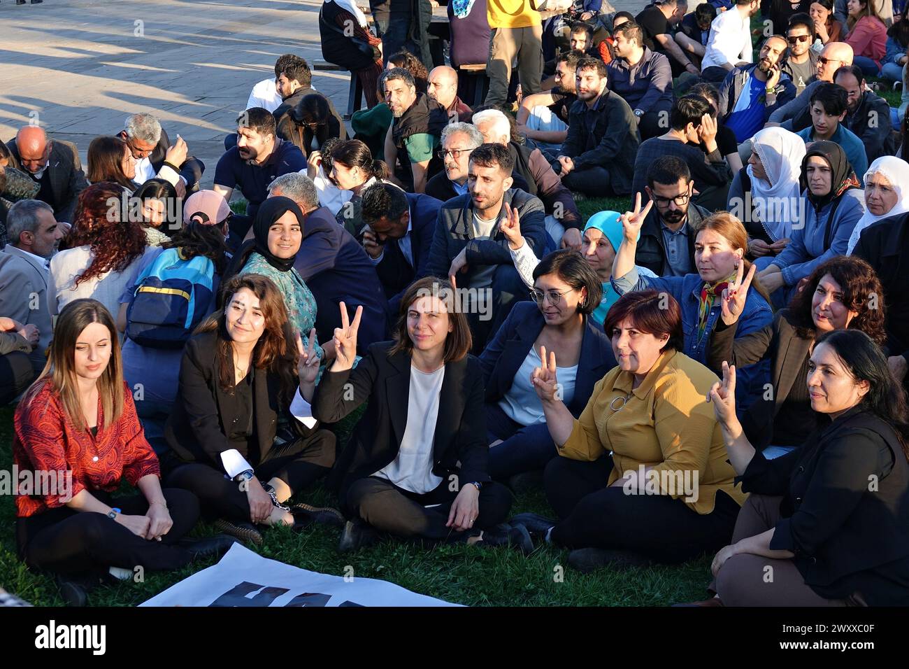 Die Partei für Gleichstellung und Demokratie (dem) Diyarbakir Metropolitan Municipality Co-Vorsitzende Serra Bucak und die Bürgermeister des Bezirks, Gesten während des Sit-in-Protests. Die Entscheidung des Justizministeriums, Abdullah Zeydan, den Kandidaten des Metropolitan-Bürgermeisters der Kurdischen Oppositionspartei People's Equality and Democracy Party (dem), der die Kommunalwahlen in Van gewann, zu entziehen, wurde in der Stadt Diyarbakir protestiert. Die Teilnehmer an dem Protest, der von der „Amed Labor and Democracy Platform“ im Rojava Park organisiert wurde, führten später eine Weile einen Sit-in-Protest durch. Der Bürgermeisterbrief Stockfoto