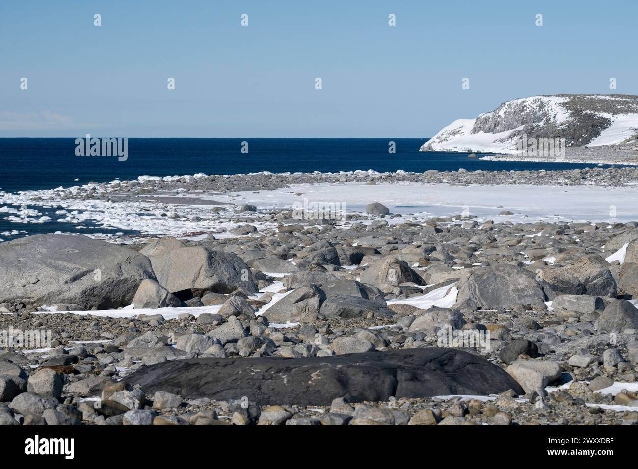 Antarktis, Rossmeer, Terra Nova Bay, Unaussprechliche Insel. Blick auf die Küste der abgelegenen Insel. Stockfoto