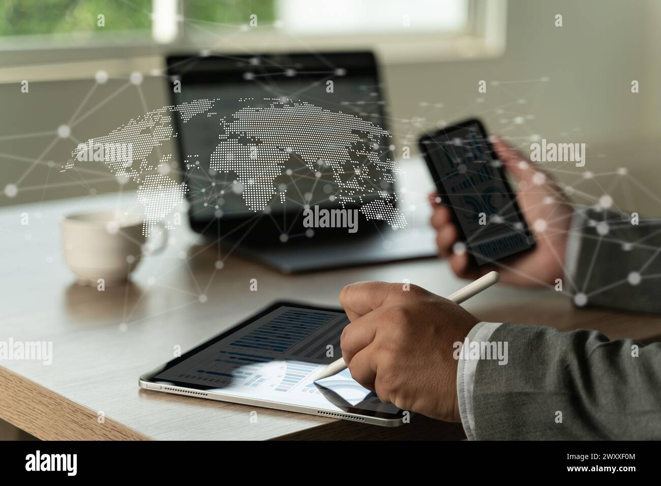 Geschäftsmann mit Laptop Computer Digital auf Internet Technologie Vernetzung IoT Internet der Dinge Konzept Stockfoto