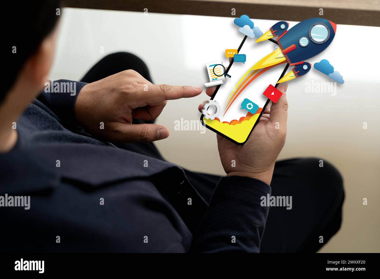 DIGITALES MARKETING neues Startup-Projekt MILLENNIALS Geschäftsleute verwenden Telefon bei der Arbeit mit Finanzberichten Stockfoto