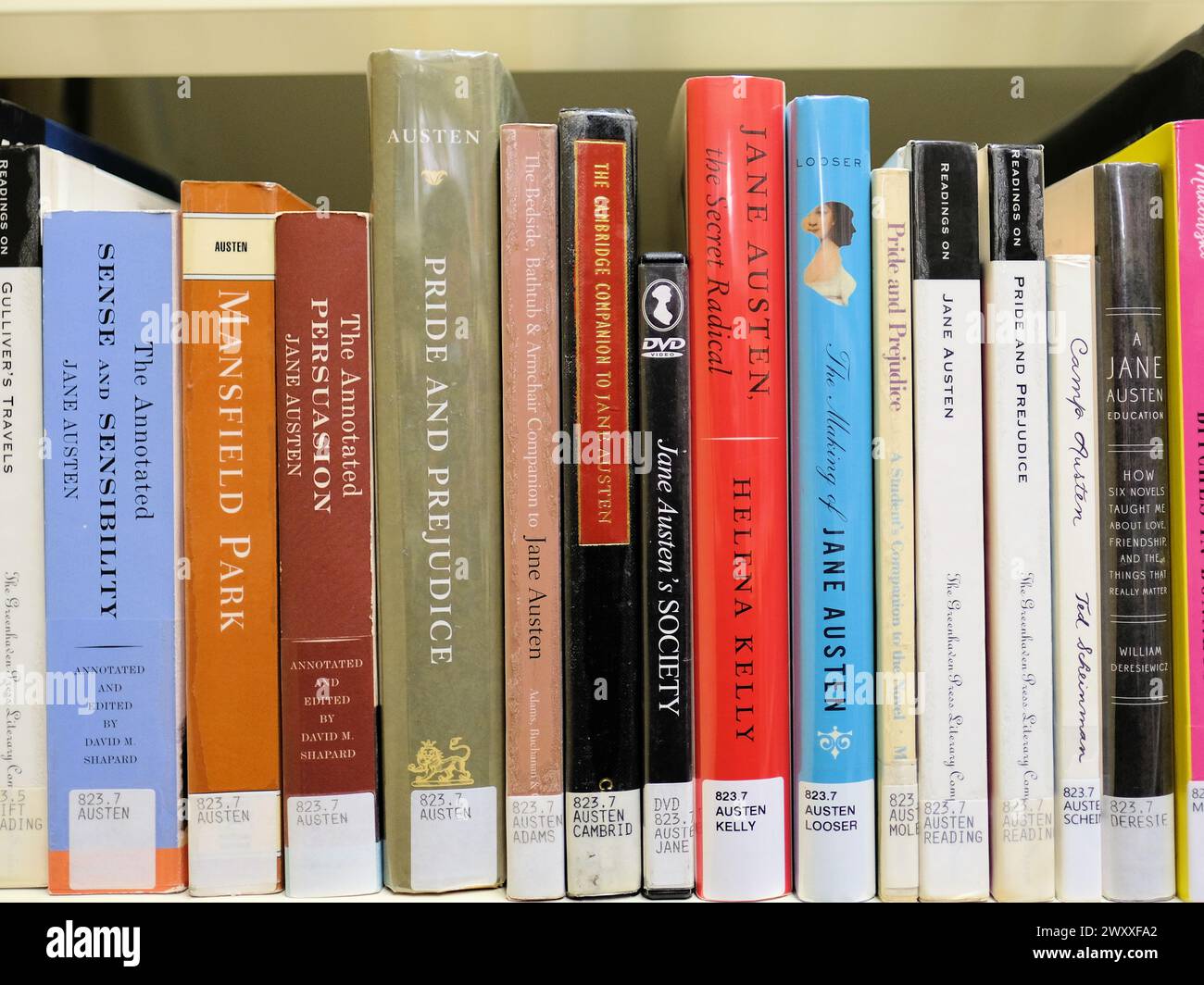 Bücherregal mit Büchern von und über die englische Schriftstellerin Jane Austen; Mansfield Park, Sense & Sensibility, Pride & Prejudice; kommentierte Ausgaben. Stockfoto