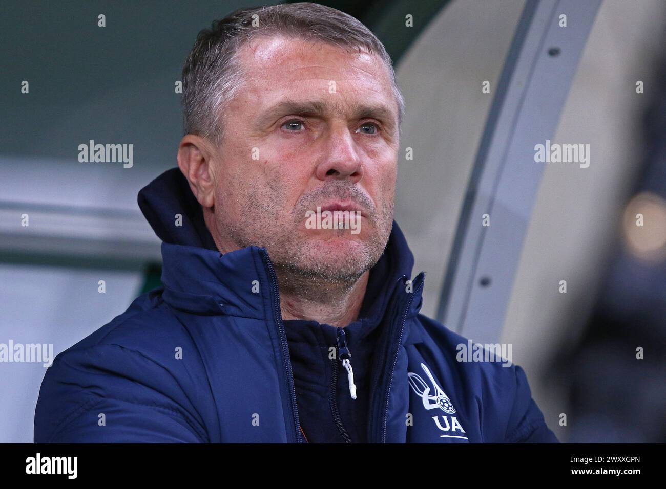 Wroclaw, Polen - 26. März 2024: Der ukrainische Trainer Serhiy Rebrov sieht beim Play-off-Spiel Ukraine gegen Island zur UEFA EURO 2024 in der Tarczynski Arena in Wroclaw, Polen Stockfoto