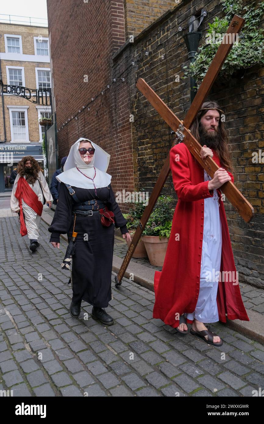 London, Großbritannien. Die Teilnehmer des Kneipenbummel „Christathon“ verkleiden sich während eines jährlichen Ausflugs am Ostersonntag als Jesus und andere religiöse Figuren Stockfoto