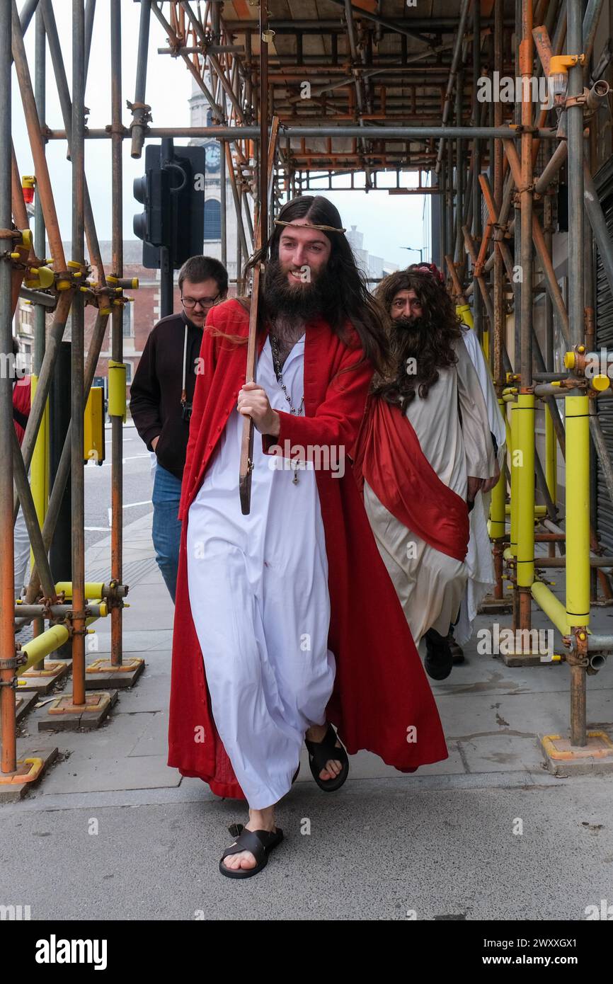 London, Großbritannien. Die Teilnehmer des Kneipenbummel „Christathon“ verkleiden sich während eines jährlichen Ausflugs am Ostersonntag als Jesus und andere religiöse Figuren Stockfoto