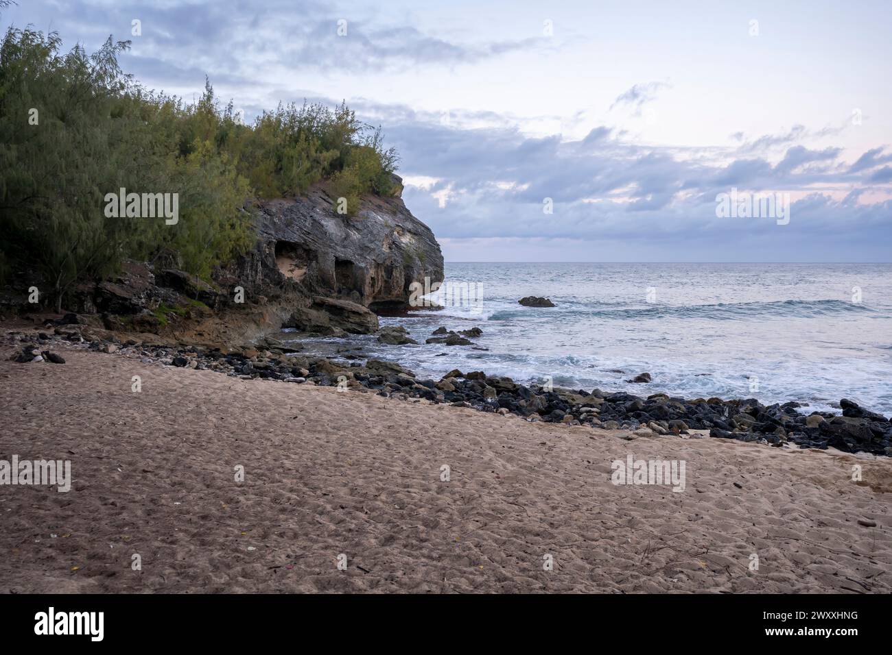 Raue Pazifik-Wellen stürzen auf zerklüftete Klippen am Shipwreck Beach in Koloa, Hawaii, auf der Insel Kauai. Stockfoto