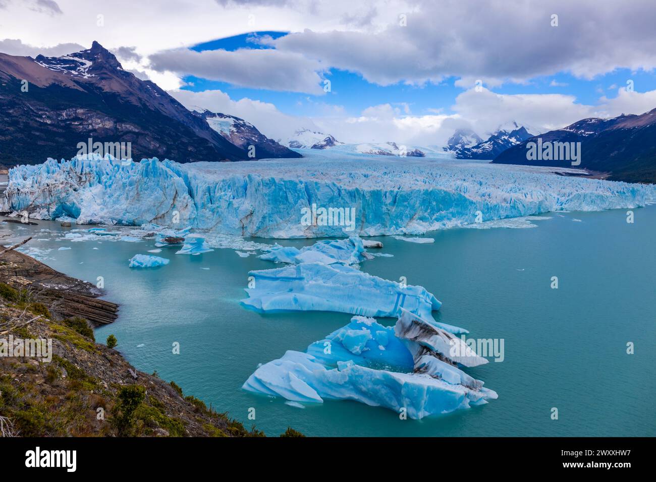 Perito Moreno Gletscher blaues Eis in Patagonien, Argentinien. Eisserak und Gletscherspalte im tiefblauen Eis des patagonischen Gletschers im Los Glaciares Nationalpark Stockfoto