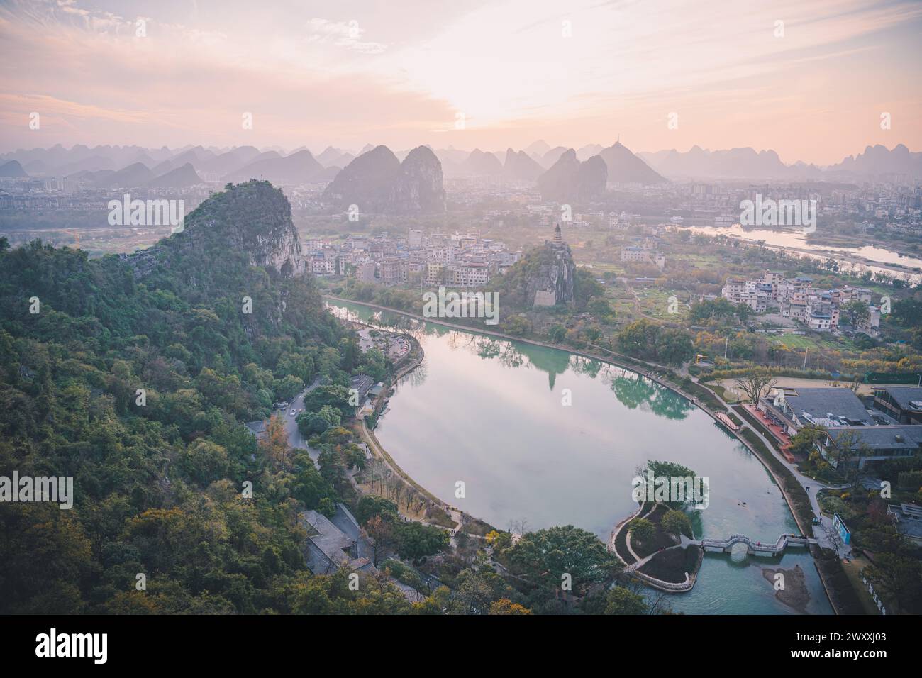 Fernweh. Panoramablick Auf Die Guilin Mountains. Beliebtestes und schönstes Reiseziel in China. Chinesisches UNESCO-Weltnaturerbe in Fog Stockfoto
