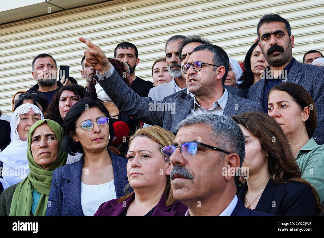 Serhat Eren, Diyarbakir-Abgeordneter der Partei für Gleichstellung und Demokratie (dem), wird während des Protestes gesehen. Die Entscheidung des Justizministeriums, das Recht auf Wahl des Metropolitan Mayor Kandidaten der Partei für Gleichstellung und Demokratie, Abdullah Zeydan, der die Kommunalwahlen in Van gewann, zu streichen, wurde von den kurdischen politischen Parteien protestiert. Mitglieder und Abgeordnete der Partei für Gleichstellung und Demokratie (dem) und der Partei für Demokratische Regionen (DBP) nahmen an dem Protest vor dem Gebäude des Provinzwahlausschusses in Diyarbak Teil Hunderte von Menschen Stockfoto